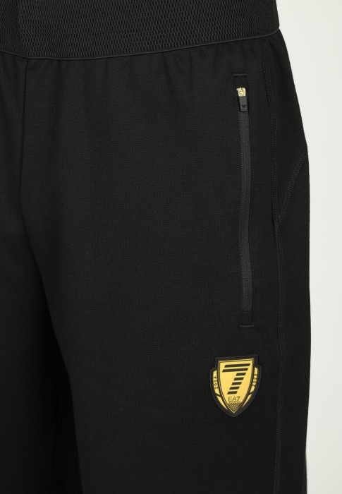 Товар черного цвета с внутренней стороны