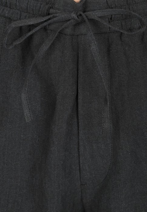 Товар черного цвета с внутренней стороны