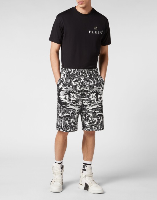 Товар черного цвета с внутренней стороны