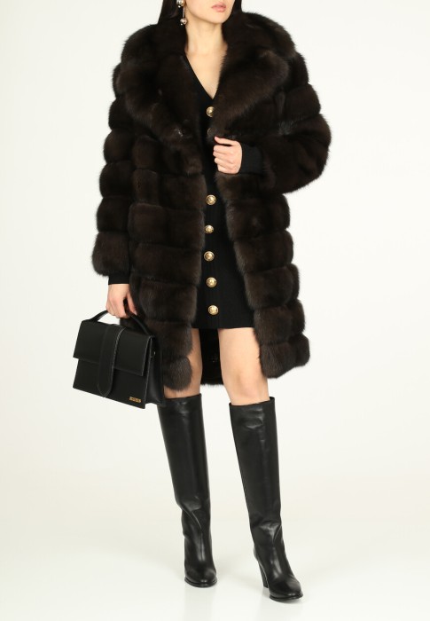 шуба  по цене 2570900 руб вид справа