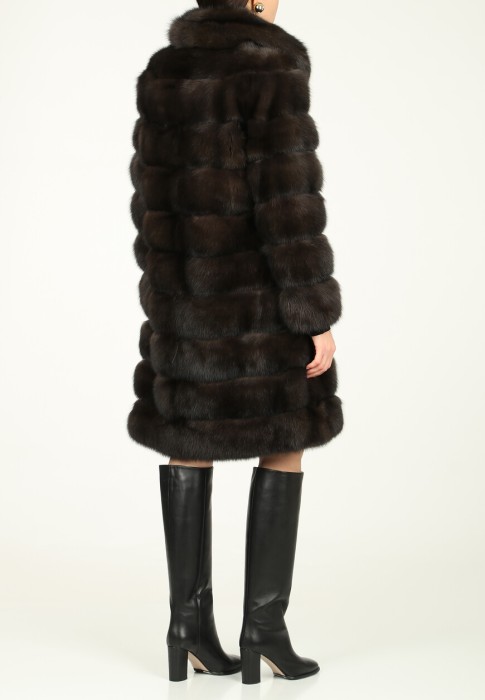 Товар коричневого цвета с внутренней стороны