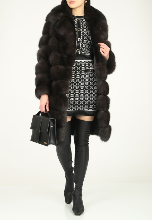 шуба  по цене 2615900 руб вид справа