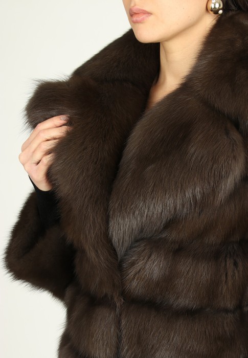 Товар коричневого цвета с внутренней стороны