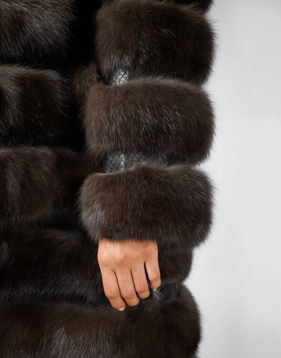 Товар коричневого цвета с внутренней стороны