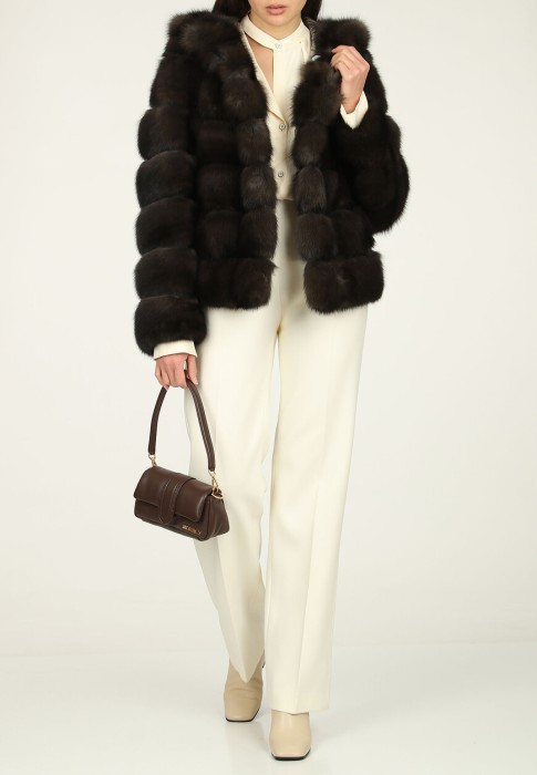 шуба  по цене 1890900 руб вид справа