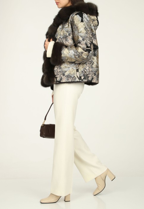 Товар коричневого цвета с внутренней стороны