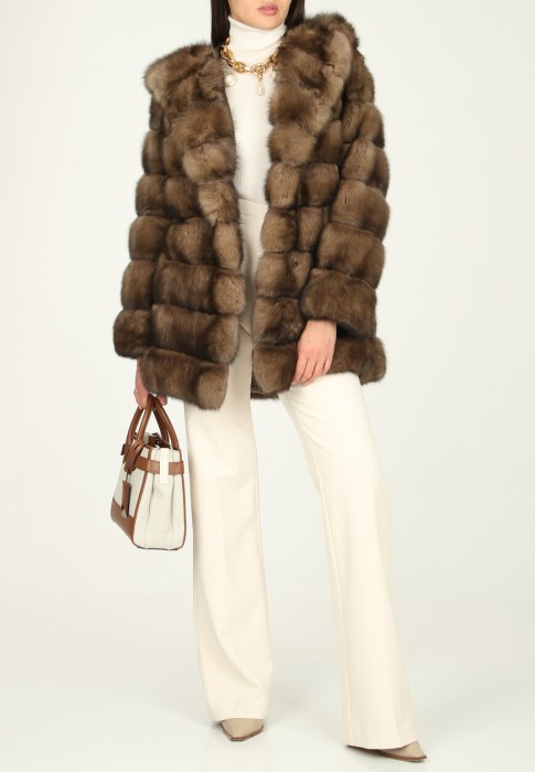 шуба  по цене 1942535 руб вид справа