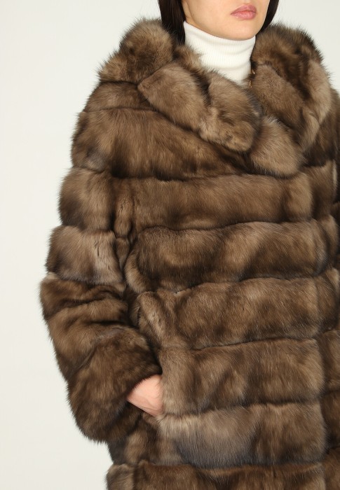 Товар коричневого цвета с внутренней стороны