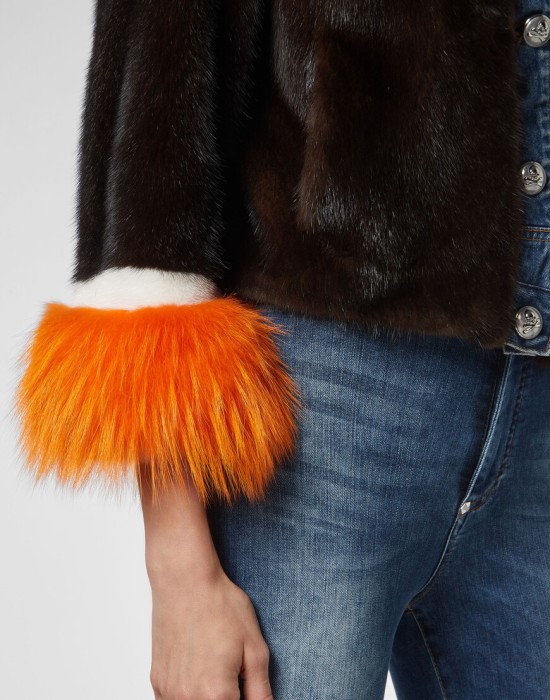 Товар коричневого цвета с внутренней стороны