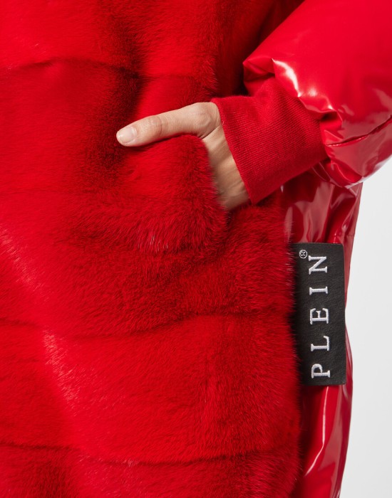 Товар красного цвета с внутренней стороны