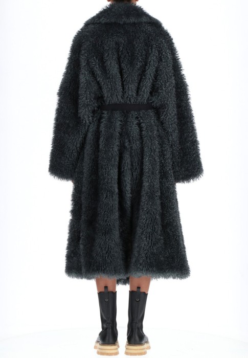 шуба  по цене 183680 руб вид справа