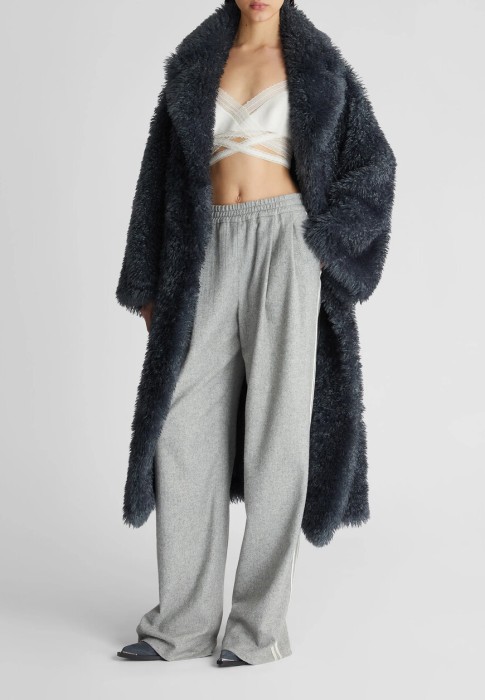 Товар серого цвета с внутренней стороны