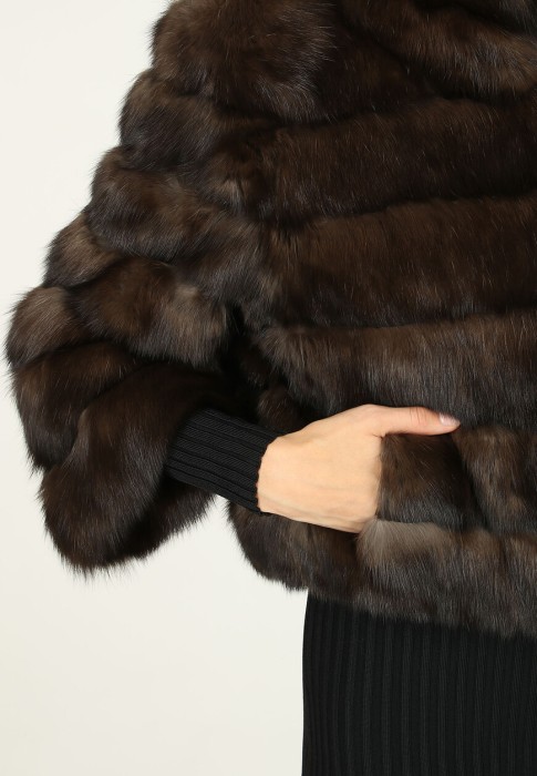 Товар черного цвета с внутренней стороны