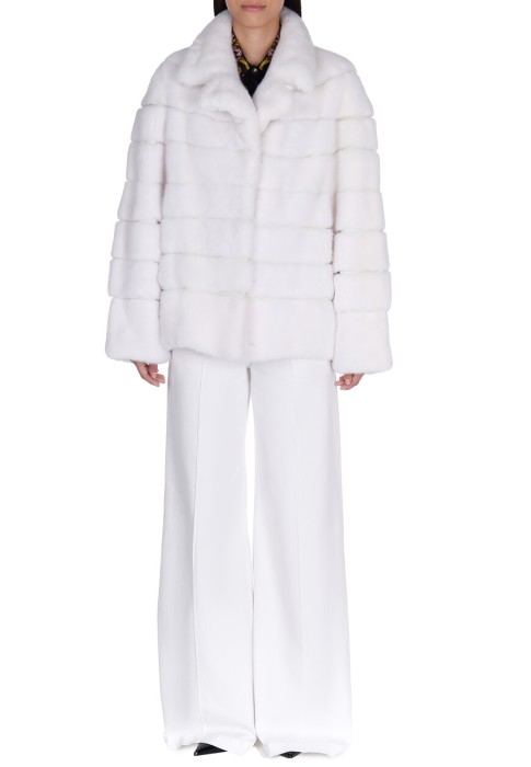 шуба  по цене 359345 руб вид справа