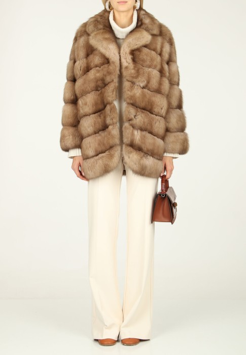 Товар коричневого цвета с внутренней стороны