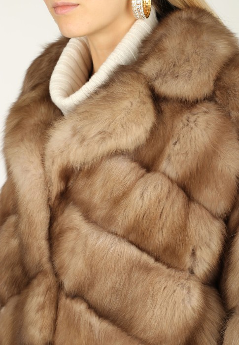 шуба  универсального стиля с лицевой стороны