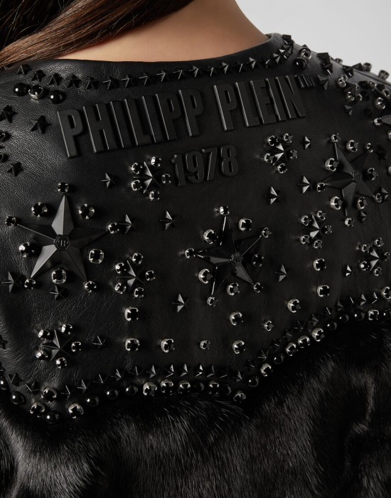 Товар черного цвета с внутренней стороны