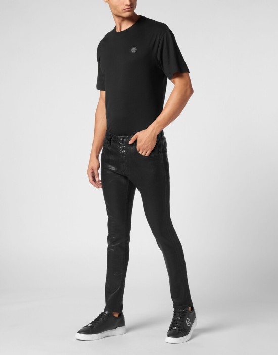 Товар черного цвета с внутренней стороны