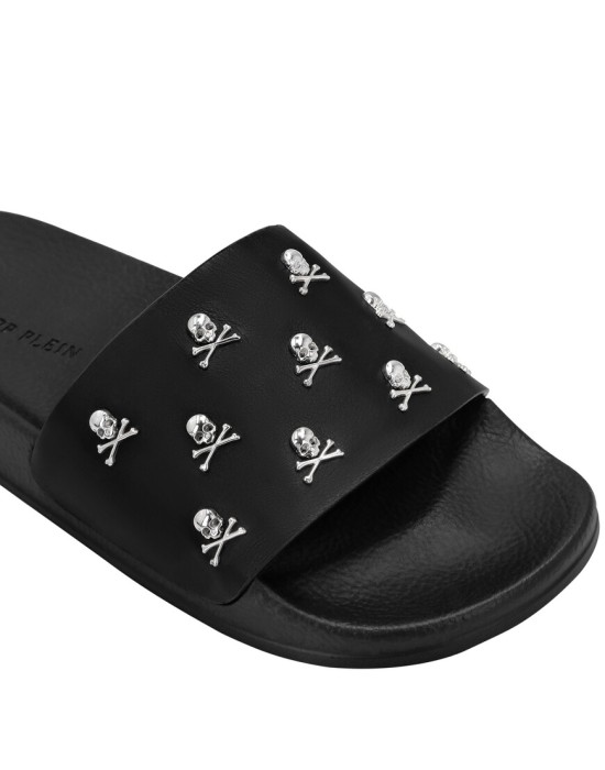 Товар черного цвета с внутренней стороны