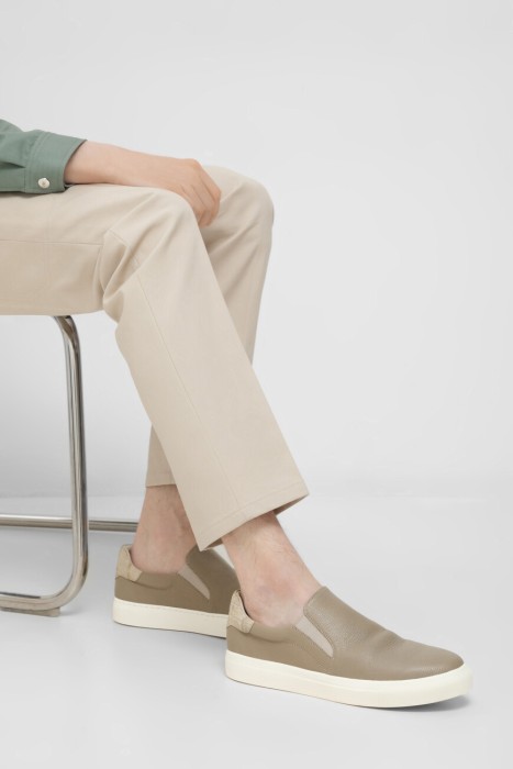 слипоны  по цене 47000 руб вид справа