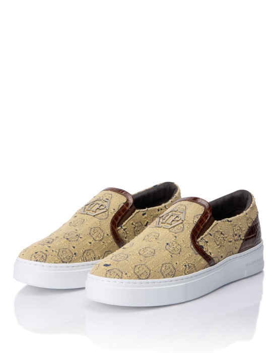 Товар коричневого цвета с внутренней стороны