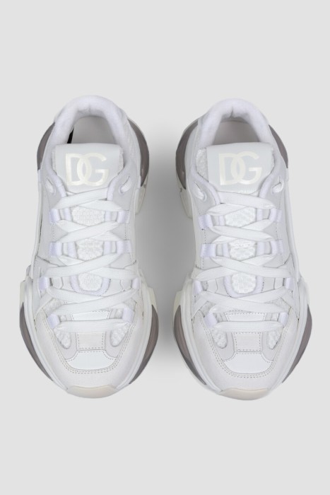 Товар белого цвета с внутренней стороны