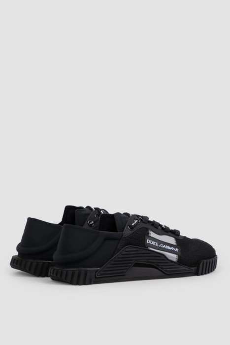 Товар черного цвета с внутренней стороны