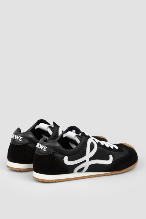 Товар черного цвета с внутренней стороны