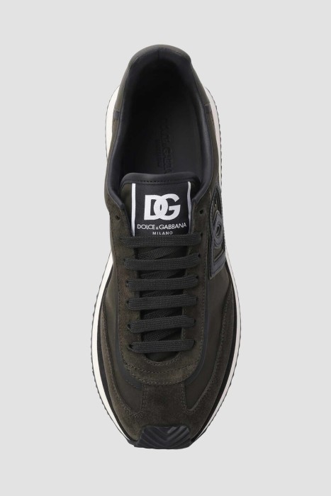 Товар хаки цвета с внутренней стороны