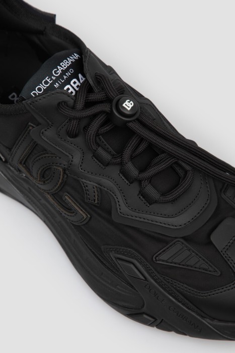 Товар черного цвета с внутренней стороны