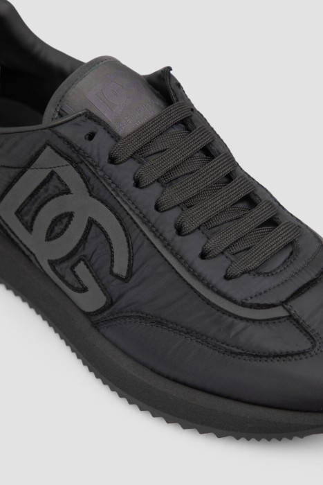 Товар черного цвета с внутренней стороны