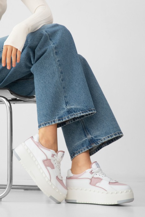 сникеры  модель freedots xl по цене 92700 руб вид справа