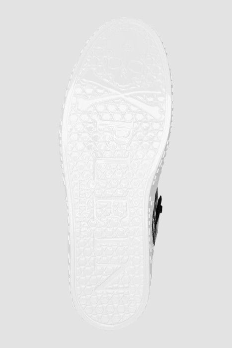 Товар белого цвета с внутренней стороны