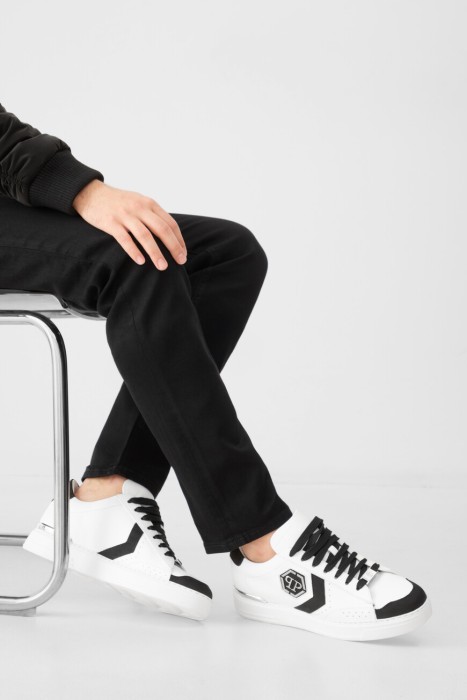 сникеры  модель lo-top arrow force от бренда philipp plein вид слева