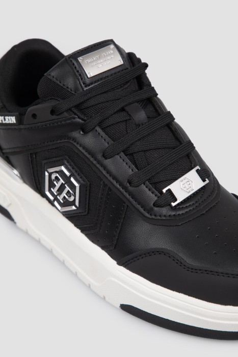 Товар черного цвета с внутренней стороны