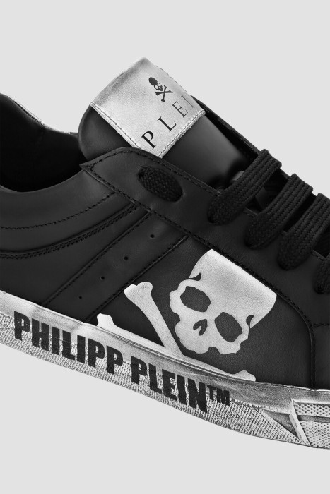 Товар черного цвета с внутренней стороны