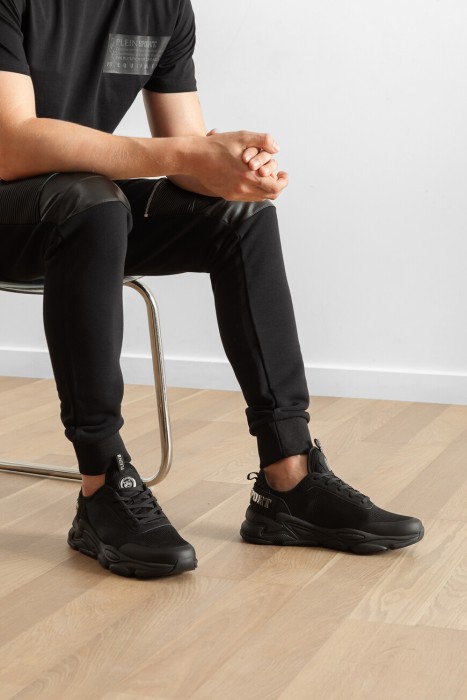 Товар черного цвета с внутренней стороны