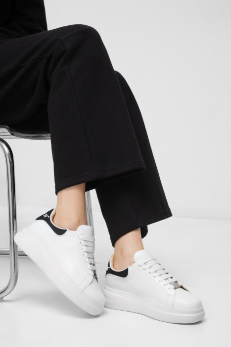 сникеры  модель lo-top по цене 23600 руб вид справа