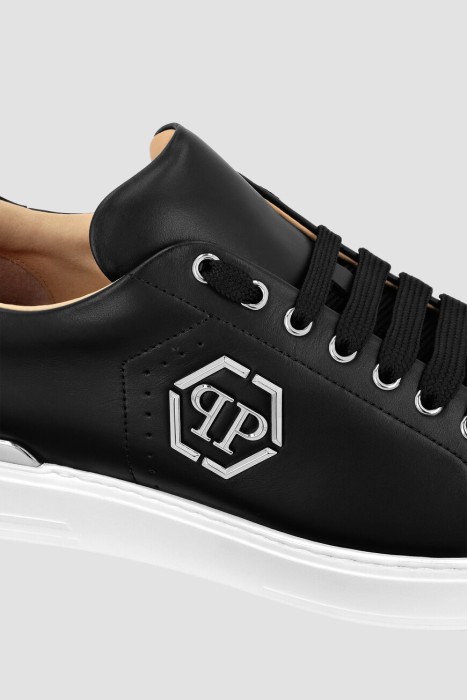 Товар черного цвета с внутренней стороны