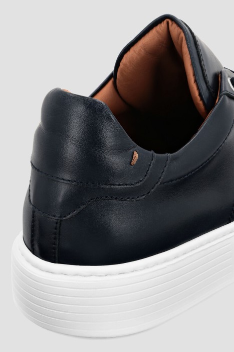 Товар синего цвета с внутренней стороны