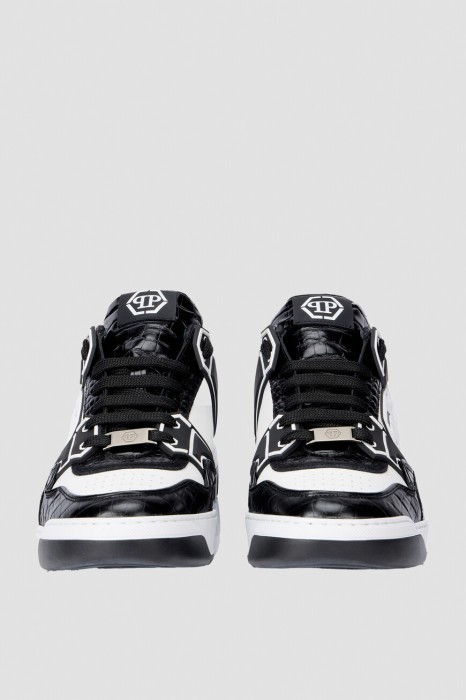 Товар черного цвета с внутренней стороны