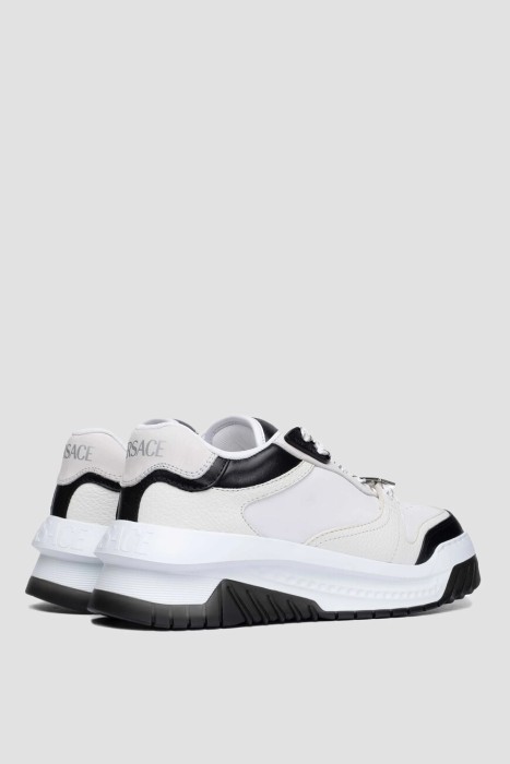 Товар черного цвета с внутренней стороны