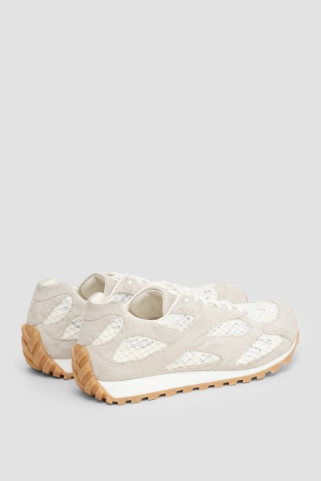 Товар бежевого цвета с внутренней стороны