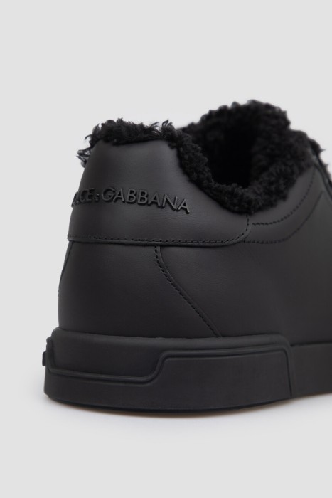 Товар черного цвета с внутренней стороны