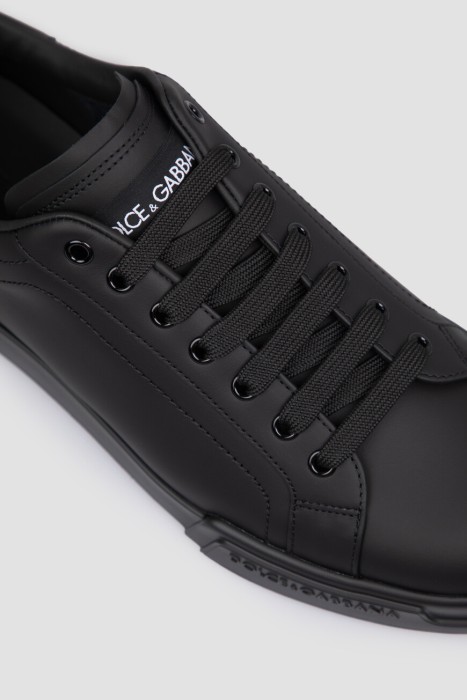 Товар черного цвета с внутренней стороны