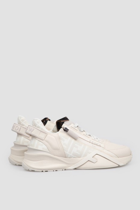 Товар белого цвета с внутренней стороны