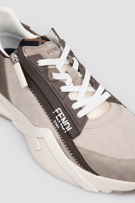 Товар бежевого цвета с внутренней стороны