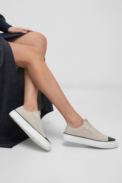 сникеры-слипоны  от бренда brunello cucinelli вид слева