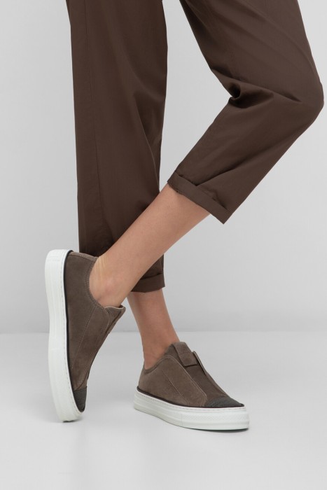 сникеры-слипоны  от бренда brunello cucinelli вид слева