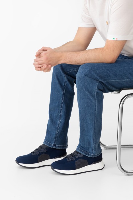 сникеры  по цене 71700 руб вид справа